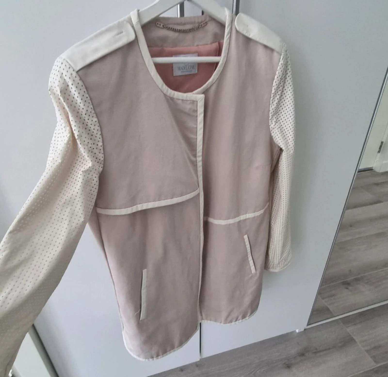 Madeleine elegante gabardina / chaqueta de verano beige crema mangas perforadas 44 – photo 2